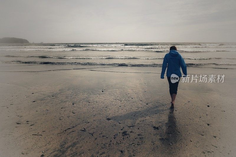 独自行走的女性在Solutde，沉思，Neah Bay海滩，华盛顿